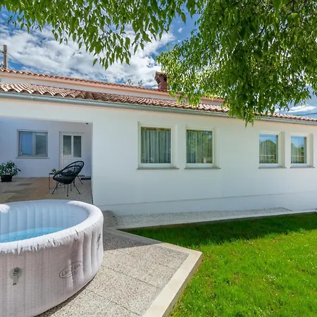 Semesterbostad Awesome In With Jacuzzi Barban