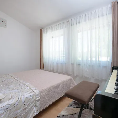 Awesome In Barban With Jacuzzi Дом отдыха