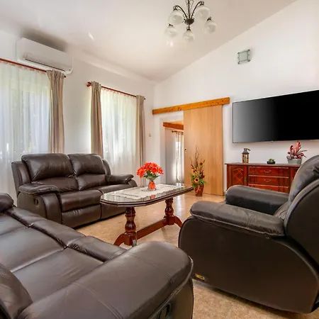 Awesome In Barban With Jacuzzi Holiday home *