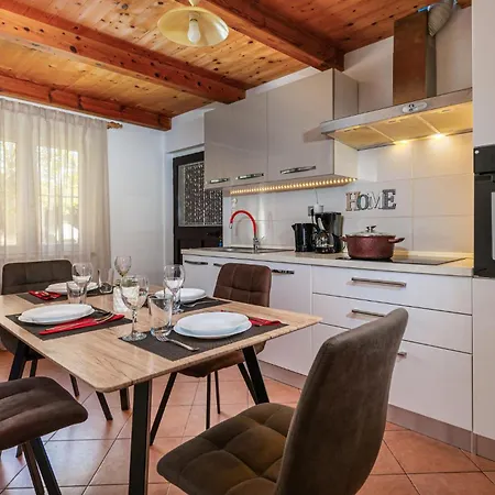 Holiday home Awesome In Barban With Jacuzzi Divsici