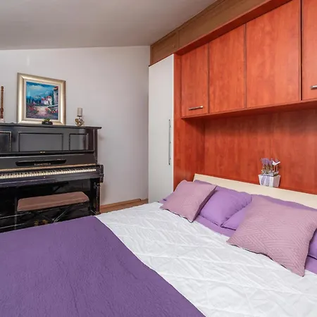 Дом отдыха Awesome In Barban With Jacuzzi Divsici