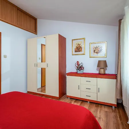 Дом отдыха Awesome In Barban With Jacuzzi